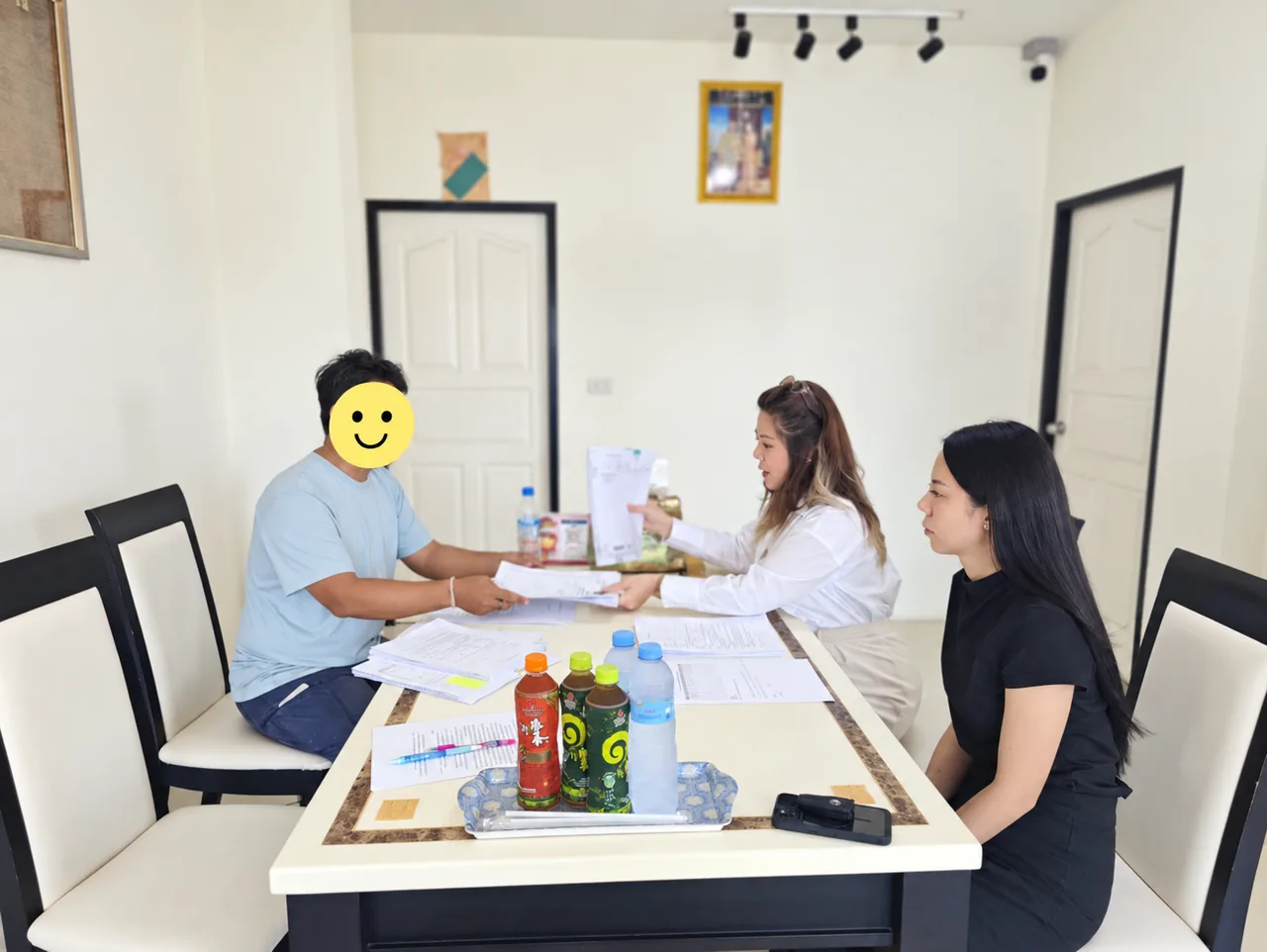 ผู้แทนโครงการร่วมรับเอกสารกับลูกแก้วและผู้ประสานงาน