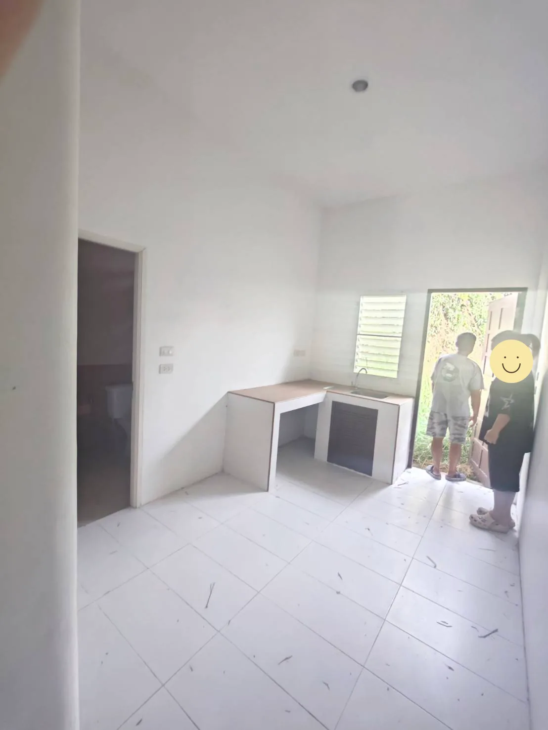 ลงพื้นที่ดูสภาพบ้าน โดยปกป้องใบหน้าที่มองเห็น