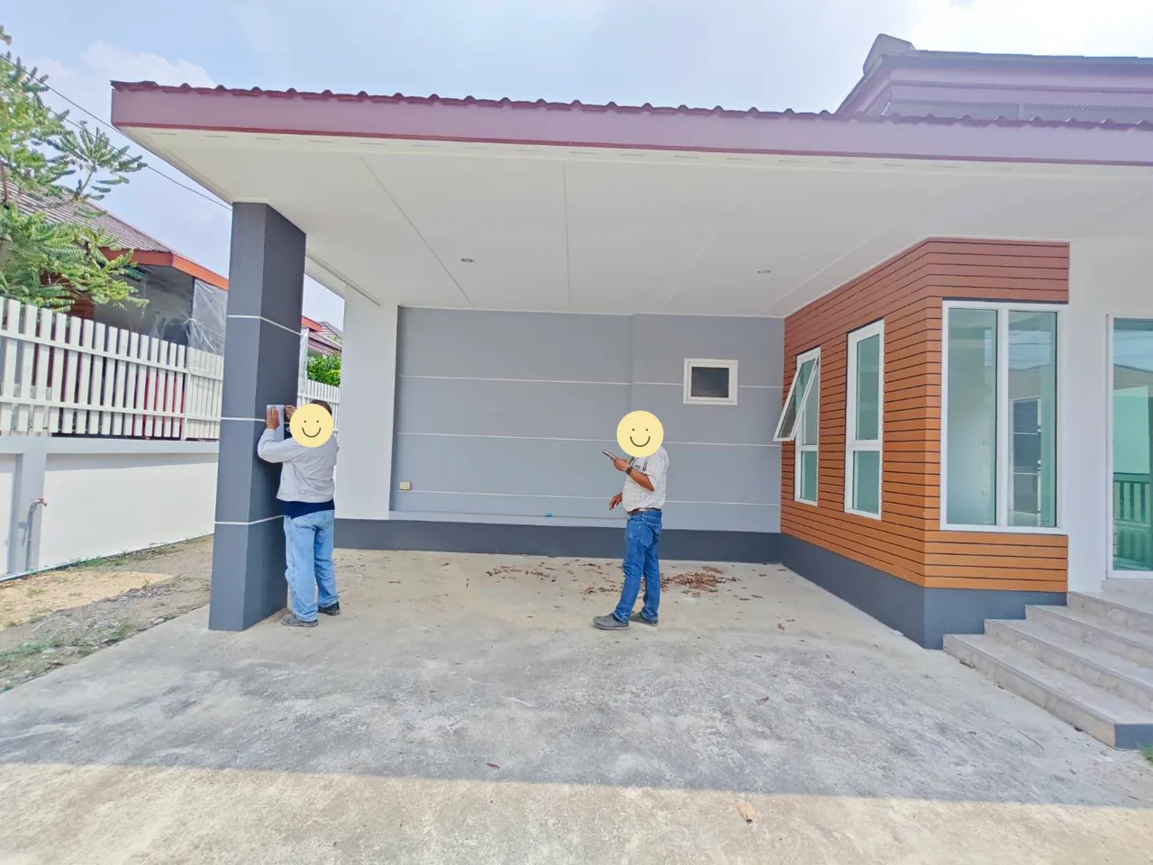 สำรวจภายนอกบ้านก่อนรับซื้อ โดยปกป้องใบหน้าที่มองเห็น